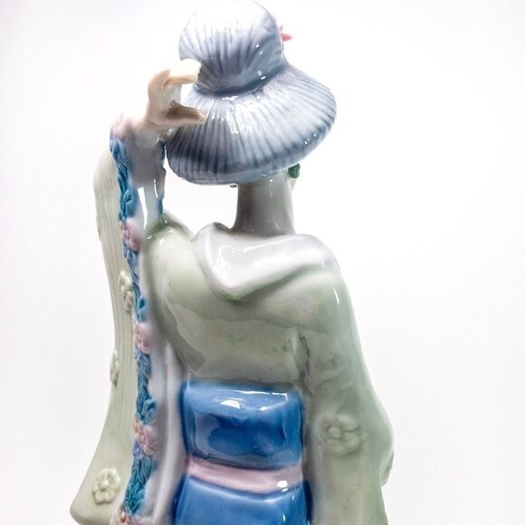 Fine Porcelain Japanese Geisha Statuette in Pastels - Picture 7 of 9